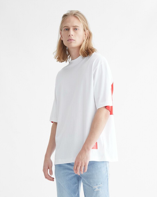 NOCTURAL REDS MOCK NECK BACK LOGO TEE