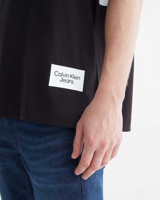 NOCTURAL REDS MOCK NECK BACK LOGO TEE