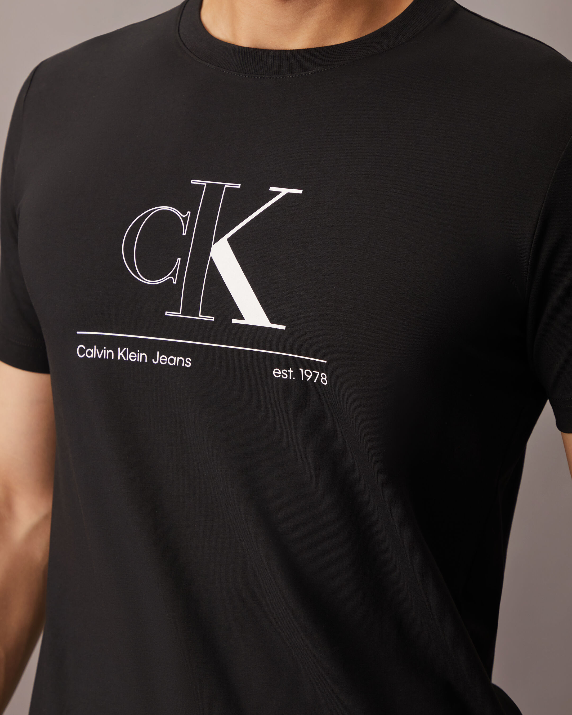 Calvin klein outline monogram 2025