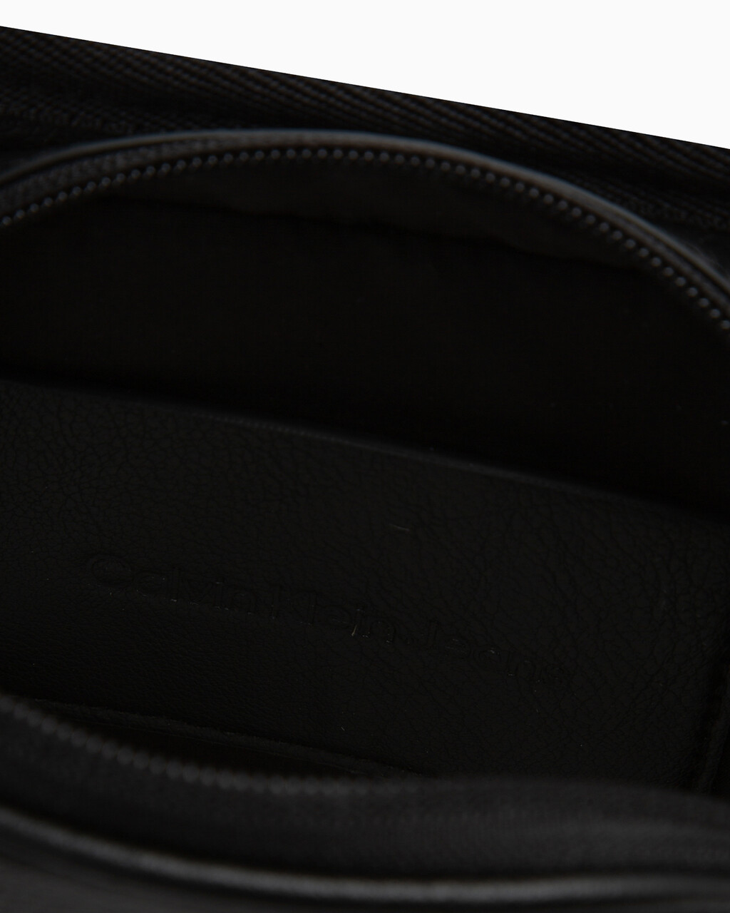 CKJ Tagged Phone Crossbody Bag | BLACK | Calvin Klein Malaysia