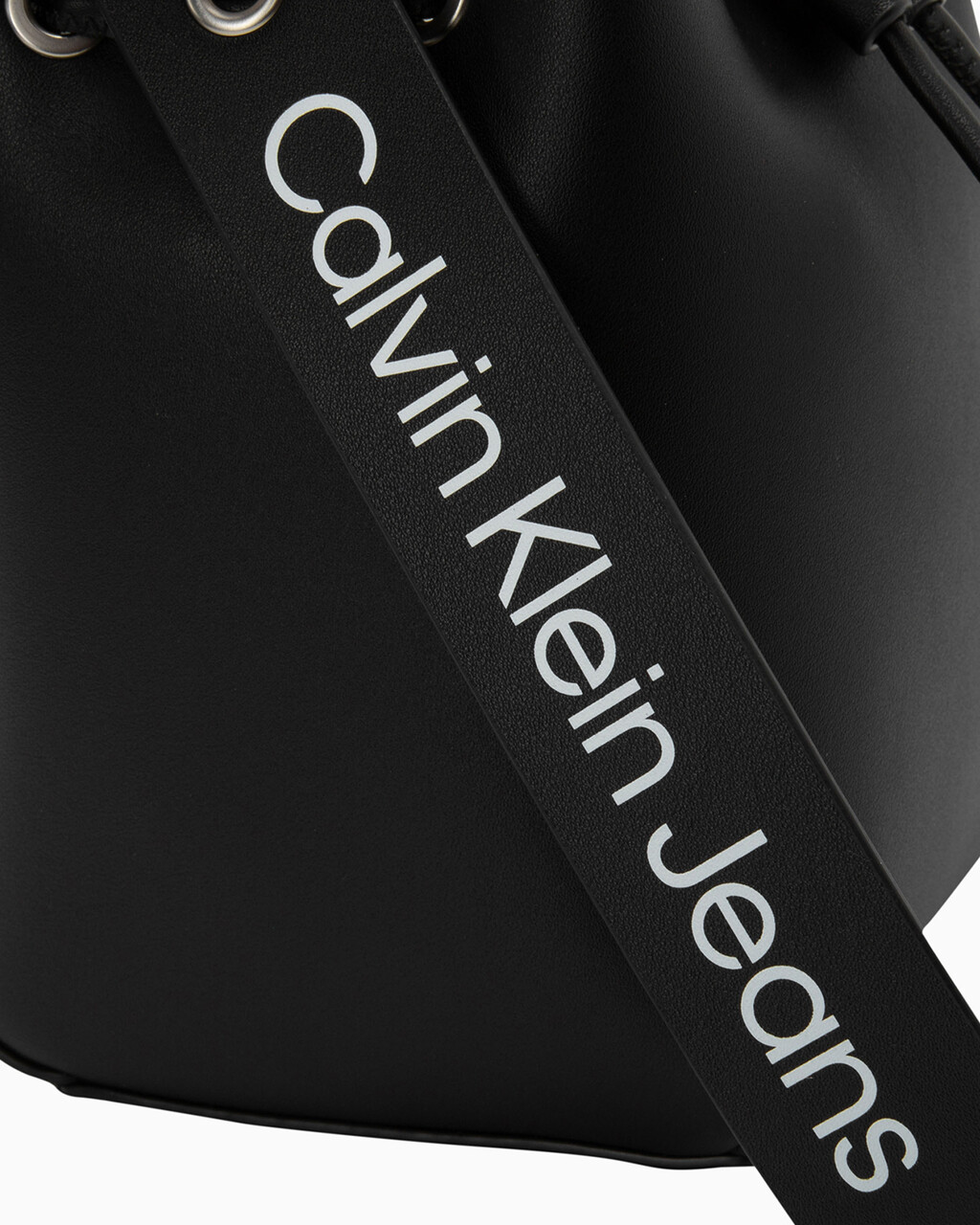 SCULPTED BUCKET BAG, BLACK, hi-res