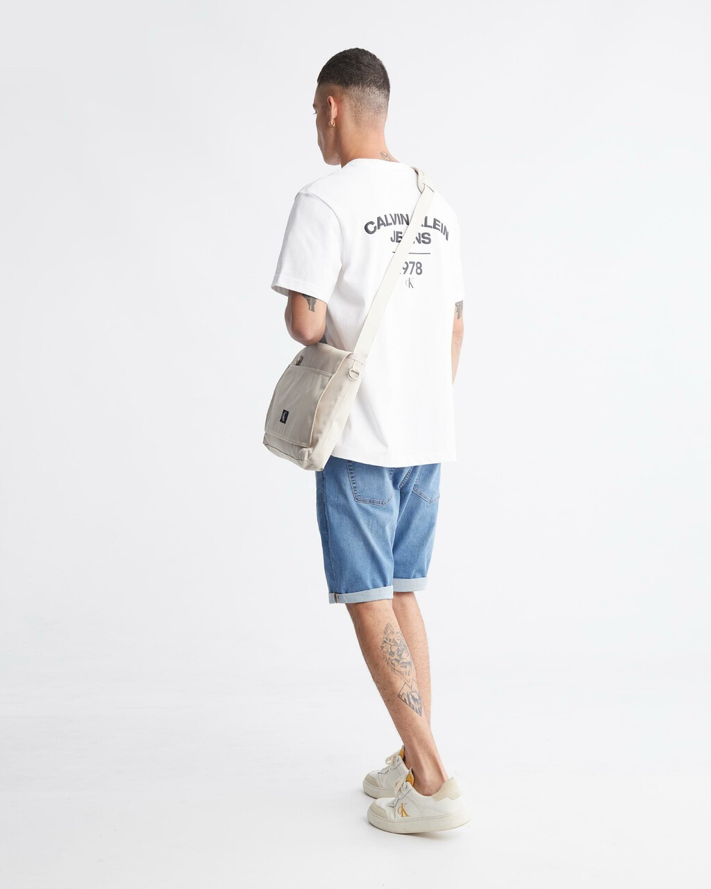 Sport Essentials Messenger Bag, CLASSIC BEIGE, hi-res