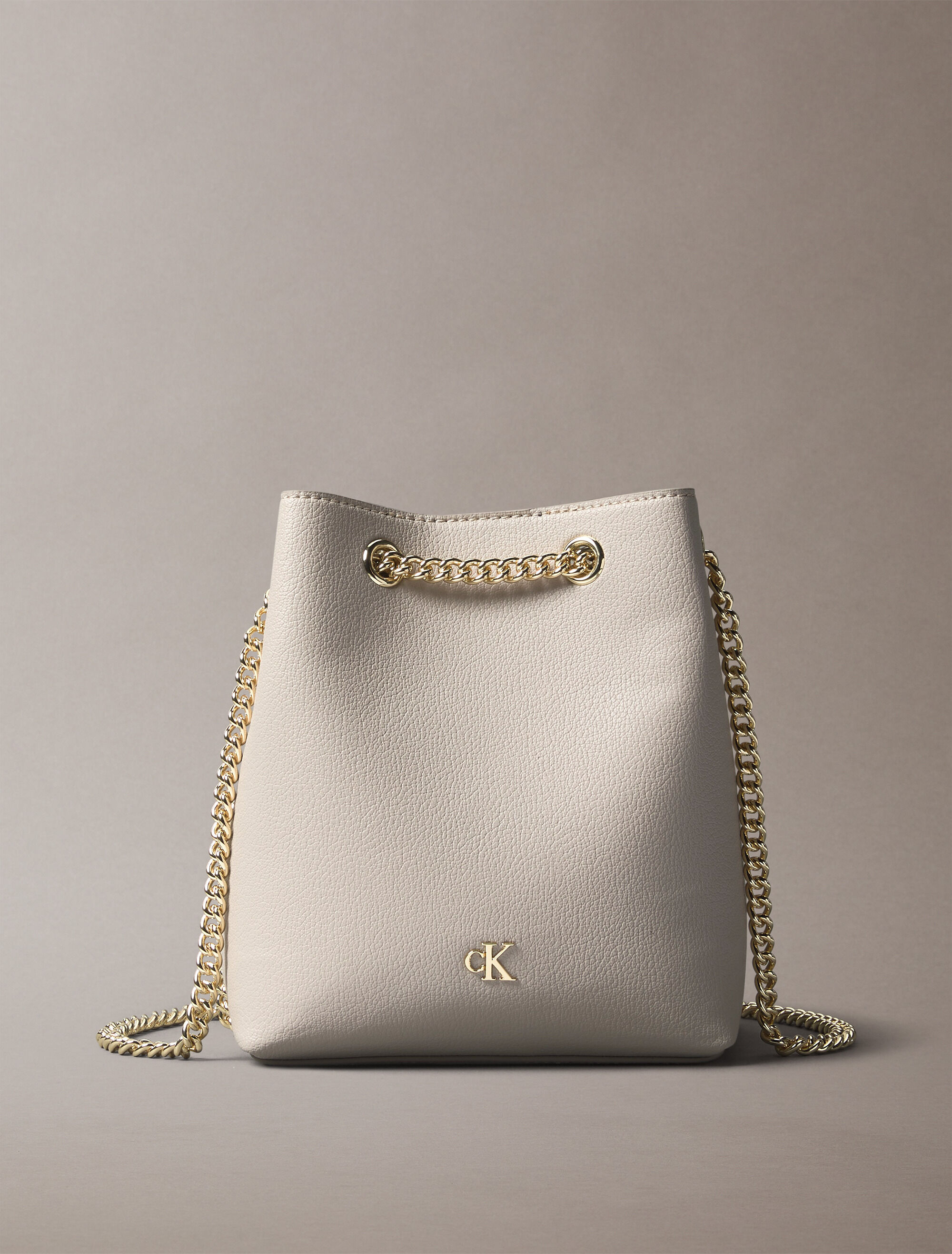 ★ ★ Women's CKJ Minimal Monogram Small Chain Fl Minimal Monogram Chain Bucket Bag | brown | Calvin Klein