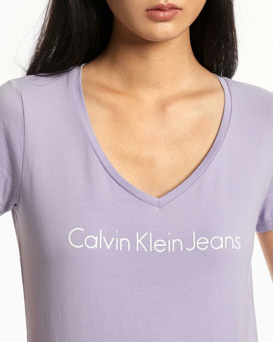 V NECK LOGO TEE