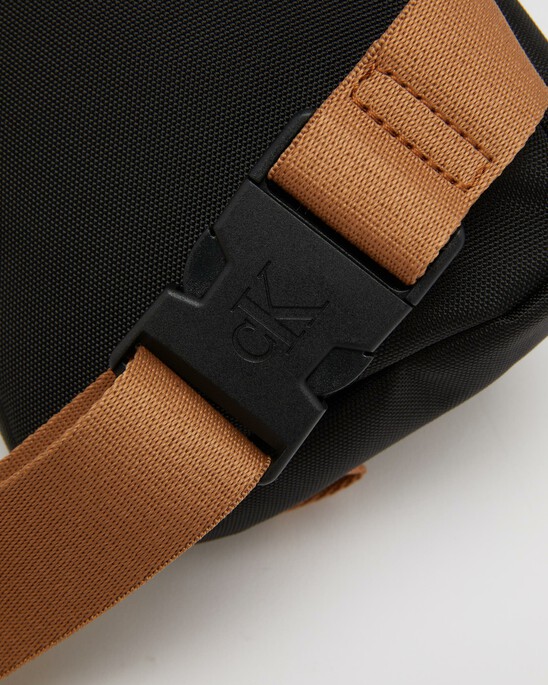 SPORT ESSENTIALS PHONE BAG